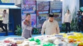 Foto. Presiden Prabowo Subianto didamping Kapolri Listyo Sigit Prabowo dalam acara pemusnahan barang bukti narkotika seberat 214,84 ton senilai sekitar Rp 29,37 triliun di Lapangan Bhayangkara, Jakarta Selatan.