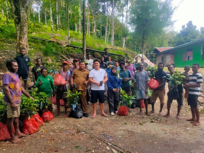 Foto. Plt. Kepala Dinas Perkebunan Fakfak Widhi Asmoro Jati bersama beberapa para petani dalam program penanaman bibit pala. 