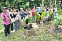 Mahasiswa Unimuda Sorong bersama Pemerintah Kabupaten Fakfak menggelar aksi nyata melalui penanaman kelapa hibrida di lingkungan permukiman Kampung Werba Utara, Distrik Fakfak Barat. (Foto. Bersama Plt. Dinas Perkebunan Fakfak Widhi Asmoro Jati).