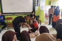Penanganan korban henti jantung di simulasikan guna memberikan pemahaman siswa terhadap pertolongan pertama pada korban. (Dok. Relwan Rumah Zakat Fakfak)