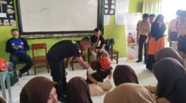 Penanganan korban henti jantung di simulasikan guna memberikan pemahaman siswa terhadap pertolongan pertama pada korban. (Dok. Relwan Rumah Zakat Fakfak)