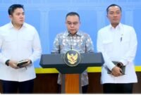Ketua DPR RI Sufmi Dasco Ahmad bersama Menteri Sekretaris Negara Prasetyo Hadi dan Sekretaris Kabinet Teddy Indra Wijaya di Kantor Presiden, mengumumkan secara resmi Presiden RI Prabowo Subianto resmi menandatangani surat rehabilitasi bagi tiga pihak yang terseret dalam perkara hukum PT ASDP Indonesia Ferry. (Dok. papuatengah.tagarutama.com media)