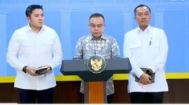 Ketua DPR RI Sufmi Dasco Ahmad bersama Menteri Sekretaris Negara Prasetyo Hadi dan Sekretaris Kabinet Teddy Indra Wijaya di Kantor Presiden, mengumumkan secara resmi Presiden RI Prabowo Subianto resmi menandatangani surat rehabilitasi bagi tiga pihak yang terseret dalam perkara hukum PT ASDP Indonesia Ferry. (Dok. papuatengah.tagarutama.com media)