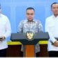 Ketua DPR RI Sufmi Dasco Ahmad bersama Menteri Sekretaris Negara Prasetyo Hadi dan Sekretaris Kabinet Teddy Indra Wijaya di Kantor Presiden, mengumumkan secara resmi Presiden RI Prabowo Subianto resmi menandatangani surat rehabilitasi bagi tiga pihak yang terseret dalam perkara hukum PT ASDP Indonesia Ferry. (Dok. papuatengah.tagarutama.com media)
