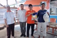 Penyerahan Sembako Oleh Ketua DPD PKS Fakfak Imam, didampingi oleh Ketua DPW PKS Papua Barat Imam Muslih, dan Pengurus DPD Fakfak sekaligus Tokoh Masyarakat Jabarudin La Hamundu. (Foto.tu)