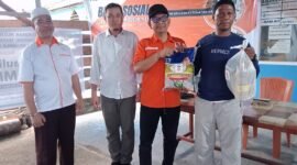 Penyerahan Sembako Oleh Ketua DPD PKS Fakfak Imam, didampingi oleh Ketua DPW PKS Papua Barat Imam Muslih, dan Pengurus DPD Fakfak sekaligus Tokoh Masyarakat Jabarudin La Hamundu. (Foto.tu)