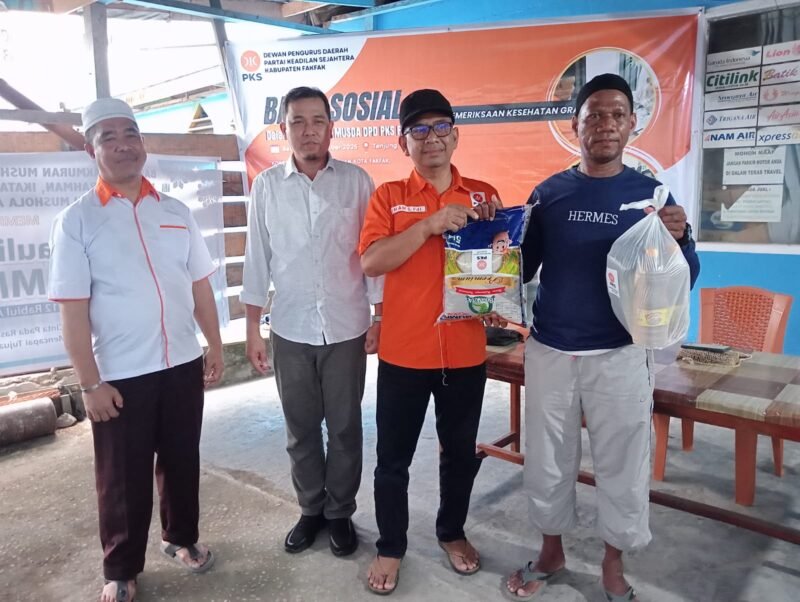 Penyerahan Sembako Oleh Ketua DPD PKS Fakfak Imam, didampingi oleh Ketua DPW PKS Papua Barat Imam Muslih, dan Pengurus DPD Fakfak sekaligus Tokoh Masyarakat Jabarudin La Hamundu. (Foto.tu)