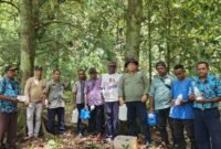 Kepala Dinas Perkebunan Fakfak Widhi Asmoro Jati bersama para pekebun dalam upaya pembenahan Blok Penghasil Tinggi dan Pohon Induk Terpilih (BPT–PIT) Pala Tomandin Fakfak. (Foto. Disbun Fakfak).