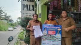 Kepala Dinas Perkebunan Widhi Asmoro Jati mendistribusikan sebanyak 1.000 kalender musim tanam dan musim panen pala Tahun 2026 yang dilengkapi dengan Rencana Aksi Daerah (RAD) Program Strategis Pala Unggul. 