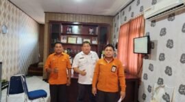 Kepala Dinas Perkebunan Fakfak Widhi Asmoro Jati Bersama perwakilan BPS Fakfak, Jaya Sinaga, S.ST dalam konfirmasi dan validasi data. 