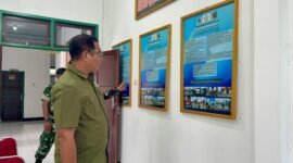 Komandan Korem (Danrem) 182/JO Kolonel Inf Irwan Budiana, S.E., M.M., M.Han menegaskan pentingnya kepemimpinan yang berorientasi pada kemanusiaan, penegakan disiplin prajurit, serta kepekaan terhadap kondisi sosial masyarakat saat melaksanakan kunjungan kerja ke Koramil 1806-02/Babo, Papua Barat, Senin (26/1/2026). (foto: Ist)