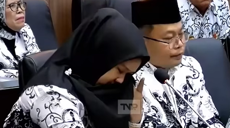 Indah Permata Sari menangis saat sidang di DPR ketika menyampaikan bagaimana ia mengemban lebih dari satu pekerjaan, di samping mengajar, untuk mencukupi kebutuhan hidupnya.