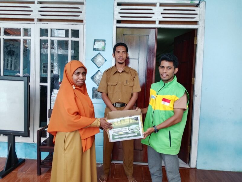 Keluarga Besar SIT As Salaam Fakfak melalui Kepala Sekolah SMPIT As Salaam Fakfak Dawir, S.Pd.I dan Kepala Sekolah SDIT As Salaam Fakfak Aminah Kanabaraf, S.Pd memberikan bantuan untuk korban kebakaran di distrik Karas melalui lembaga Laznas Yakesma.