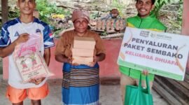 Salah satu Relawan Yakesma menyalurkan paket sembako kepada keluarga dhuafa di wilayah Kabupaten Fakfak.