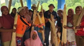 Kepala Dinas Perkebunan Kabupaten Fakfak, Widhi Asmoro Jati, ST, MT, bersama mama-mama Fakfak.