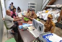 Kepala Dinas Perkebunan Fakfak Widhi Asmoro Jati, ST. MT., melakukan inspeksi langsung kepada salah satu pelaku usaha.